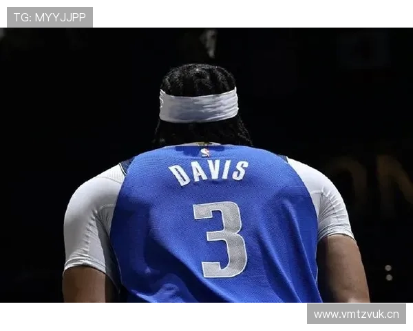 安东尼·戴维斯的冰箱里只有蛋白粉和冰块，连瓶可乐都找不到